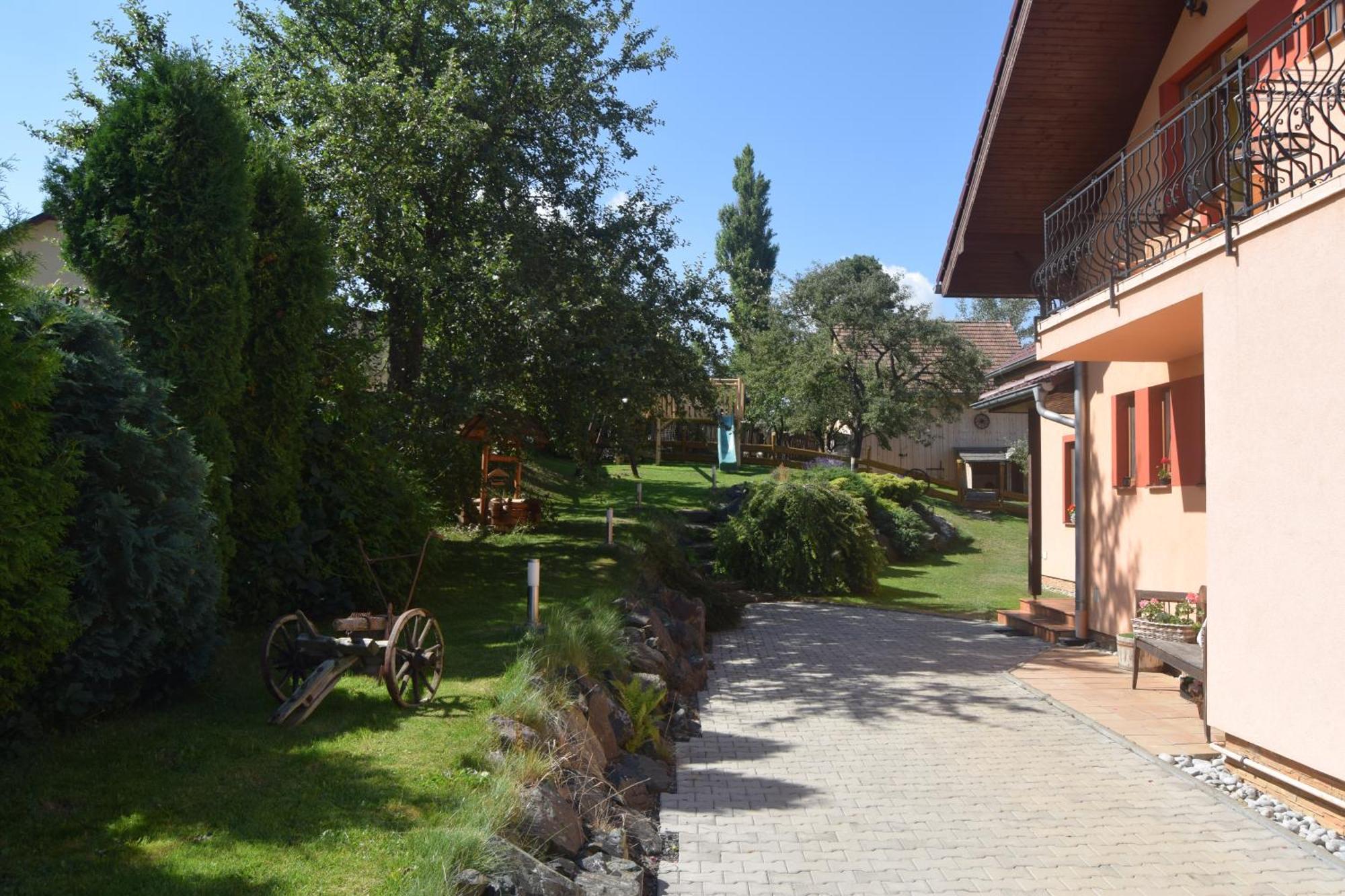 Pezion Limbovy Dvor 2*